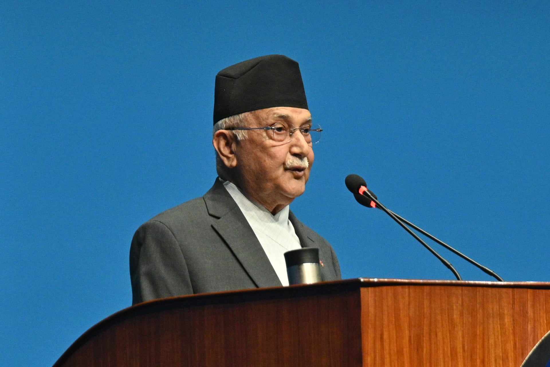 प्रधानमन्त्री प्रचण्डलाई ओलीको चेतावनी- प्रतिपक्षीलाई ब्ल्याकमेल नगर्नुस्, कुन फाइल हो खोल्नुस्